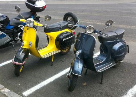 Vespa 125 Primavera steht hinten drauf ... Vespa 125 Primavera steht hinten drauf ...